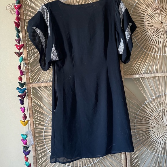 CHELSEA & VIOLET | Snake Skin Flutter Sleeve Shift Mini Dress - Picture 5 of 5